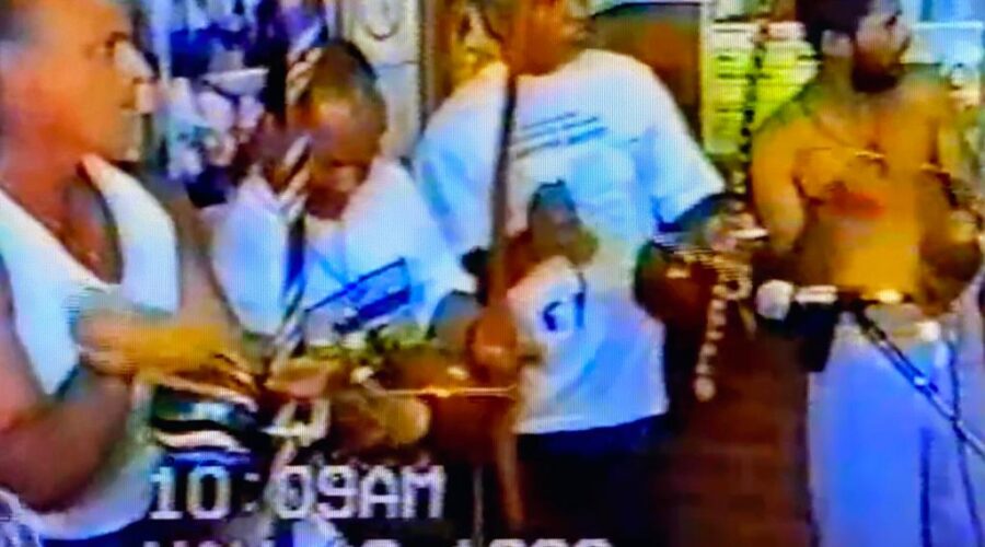 Universidade Livre de Estudos Culturais da Capoeira - Universidade da Capoeira - UNICAPOEIRA, Instituto de Educação Socioambiental - IESAMBI e Grupo de Capoeira MEIA LUA - Fundado em 29 de Maio de 1962. Gravação do Primeiro CD - Capoeira na Escola. Maestro Marvin. Mestr@s Pombo de Ouro - José Bispo Correia, Hélio Tabosa de Moraes, Bartolomeu Vieira das Chagas, Polêmico - Professor João Couto Teixeira, Squisyto - Reginaldo Silveira da Costa, Tatá - Carlos Domingos de La Bianca Bimbato, Adelmo Pereira Lima, Bom Menino - Aluizio de Melo Cavalcante Júnior, Zangado - Fernando Alves, Mandingueiro - Doutor Peter Faluhelyi, Lua Bonita - Ana Cláudia Sousa Vieira e Bezerra. Ceilândia, Distrito Federal/DF, Brasil. Registro de Capoeira Mestr@s Mandingueiro - Doutor Peter Faluhelyi e Lua Bonita - Ana Cláudia Sousa Vieira. 421,9 MB. 09h11. Sábado, 16 de Maio de 1998.