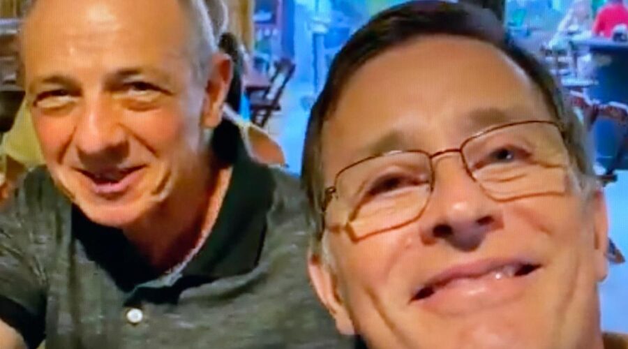 Universidade Livre de Estudos Culturais da Capoeira - Universidade da Capoeira - UNICAPOEIRA, Instituto de Educação Socioambiental - IESAMBI, Associação de Capoeira - ASCA e Grupo de Capoeira MEIA LUA - Fundado na Terça-feira, 29 de Maio de 1962. Academia 1970 - Colegas do Ginásio. Som Alexandre de Moraes Trio. Espetinho da Rua Moraes e Castro, próximo à Rua Barão de São Marcelino, Bairro Mundo Novo, Juiz de Fora, Minas Gerais/MG, Brasil. Registro de Capoeira Mestre Polêmico - Professor João Couto Teixeira. IMG_3204. 324,6 MB. 15h43. Sábado, 11 de Fevereiro de 2023. HD 1080p.