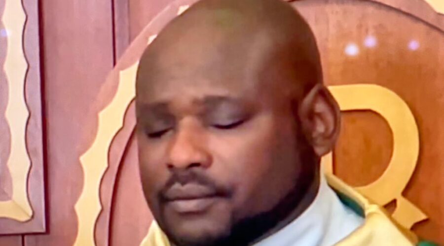 Universidade Livre de Estudos Culturais da Capoeira - Universidade da Capoeira - UNICAPOEIRA, Instituto de Educação Socioambiental - IESAMBI, Associação de Capoeira - ASCA e Grupo de Capoeira MEIA LUA - Fundado na Terça-feira, 29 de Maio de 1962. Celebração Eucarística. Padre João Francisco Batista daSilva. Diácono Márcio Rosa dos Santos. Ministra Extraordinária da Sagrada Comunhão Ana dos Santos. Música Luiz Gajardo. Igreja Nossa Senhora Mãe de Deus, Bairro Nossa Senhora de Lourdes, Juiz de Fora, Minas Gerais/MG, Brasil. Registro de Capoeira Mestre Polêmico - Professor João Couto Teixeira. IMG_7837. 8,93 GB. 08h00. Domingo, 29 de Janeiro de 2023. HD 1080p.