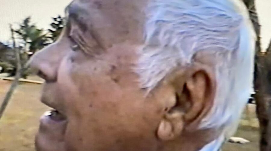 Universidade Livre de Estudos Culturais da Capoeira - Universidade da Capoeira - UNICAPOEIRA, Instituto de Educação Socioambiental - IESAMBI, Associação de Capoeira - ASCA e Grupo de Capoeira MEIA LUA - Fundado em 29 de Maio de 1962: Deputado Silvio Linhares e Mestres Onça Tigre - Doutor Milton Freire de Carvalho, Zé Baiano, Polêmico - Professor João Couto Teixeira, Pesado - Pedro de Abreu Neiva, Ricardo Bomfim, Marinheiro - Luiz Augusto, Boca Senzala - Humberto Barbosa de Souza, Loran. Assembleia Legislativa, Brasília, Distrito Federal/DF, Brasil. Registro de Capoeira Mestre Dom Ivan Zacarias Guimarães Gobbo. Quinta-feira, 13 de Junho de 2002.