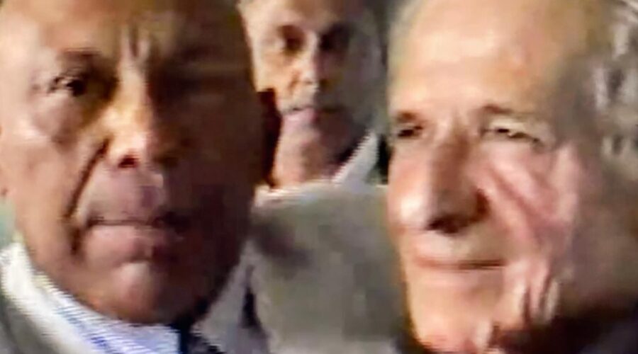 Universidade Livre de Estudos Culturais da Capoeira - Universidade da Capoeira - UNICAPOEIRA, Instituto de Educação Socioambiental - IESAMBI, Associação de Capoeira - ASCA e Grupo de Capoeira MEIA LUA - Fundado em 29 de Maio de 1962. Deputado Wasny Nakle de Roure, Doutor Domingos e Mestres José Augusto Kojak, Magaiver, Dom Ivan Zacarias Guimarães Gobbo, Polêmico - Professor João Couto Teixeira e Mandingueiro - Doutor Peter Faluhelyi. Assembleia Legislativa, Brasília, Distrito Federal/DF, Brasil. Registro de Capoeira Mestre Dom Ivan Zacarias Guimarães Gobbo. Quarta-feira, 10 de Julho de 2002.