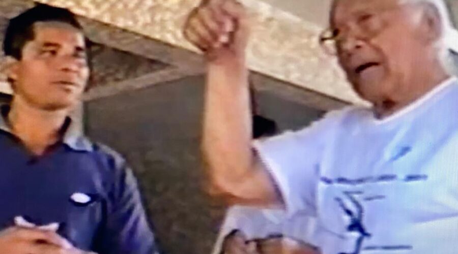 Universidade Livre de Estudos Culturais da Capoeira - Universidade da Capoeira - UNICAPOEIRA, Instituto de Educação Socioambiental - IESAMBI, Associação de Capoeira - ASCA e Grupo de Capoeira MEIA LUA - Fundado em 29 de Maio de 1962. Mestr@s Onça Tigre - Doutor Milton Freire de Carvalho, Dom Ivan Zacarias Guimarães Gobbo, Polêmico - Professor João Couto Teixeira, Pesado - Pedro de Abreu Neiva e Amilka. Roça do Lobo, Taguatinga, Distrito Federal/DF, Brasil. Domingo, 22 de Setembro de2002.