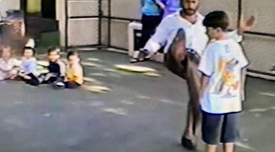 Universidade Livre de Estudos Culturais da Capoeira - Universidade da Capoeira - UNICAPOEIRA, Instituto de Educação Socioambiental - IESAMBI, Associação de Capoeira - ASCA e Grupo de Capoeira MEIA LUA - Fundado em 29 de Maio de 1962. Mestres Dom Ivan Zacarias Guimarães Gobbo, Polêmico - Professor João Couto Teixeira e Boca Senzala - Humberto Barbosa de Sousa. Festa de Aniversário de 04 Anos de Leonardo Libardoni. Escola Ursinho Feliz, Secretaria de Estado de Educação - SEE, Brasília, Distrito Federal/DF, Brasil. 363 MB. Sexta-feira, 16 de Novembro de 2001.