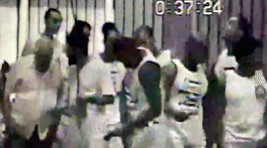 Universidade Livre de Estudos Culturais da Capoeira - Universidade da Capoeira - UNICAPOEIRA, Instituto de Educação Socioambiental - IESAMBI, Associação de Capoeira - ASCA e Grupo de Capoeira MEIA LUA - Fundado em 29 de Maio de 1962. Mestres Onça Tigre - Doutor Milton Freire de Carvalho, Danadinho - Cláudio José Pinheiro Villar de Queiroz, Peixinho - Marcelo Azevedo Guimarães, Polêmico - Professor João Couto Teixeira, Marron - Henrique Anastácio de Jesus, Amendoim - Jorge Augusto Fernandes e Boca Senzala - Humberto Barbosa de Sousa. Colégio La Salle, Brasília, Distrito Federal/DF, Brasil. 1998.