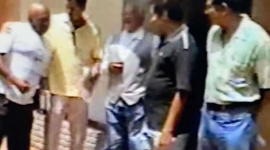 Universidade Livre de Estudos Culturais da Capoeira - Universidade da Capoeira - UNICAPOEIRA, Instituto de Educação Socioambiental - IESAMBI, Associação de Capoeira - ASCA e Grupo de Capoeira MEIA LUA - Fundado em 29 de Maio de 1962. Mestres Onça Tigre - Doutor Milton Freire de Carvalho - 83 Anos de Idade e 63 Anos de Capoeira, José Augusto Kojak, Zé Baiano, Dom Ivan Zacarias Guimarães Gobbo, Sebastião Nunes Folgado, Polêmico - Professor João Couto Teixeira, Pesado - Pedro de Abreu Neiva, Luiz Augusto Marinheiro, Boca Senzala - Humberto Barbosa de Sousa, Ricardo Bomfim e Paulo Roberto Simpatia. Governador Rodrigo Sobral Rollemberg e Deputado Distrital Wasny Nakle de Roure. Centro de Ensino Médio Setor Leste - CEMSL, Secretaria de Estado de Educação - SEE, Brasília, Distrito Federal/DF, Brasil. Sexta-feira, 16 de Novembro de 2001.