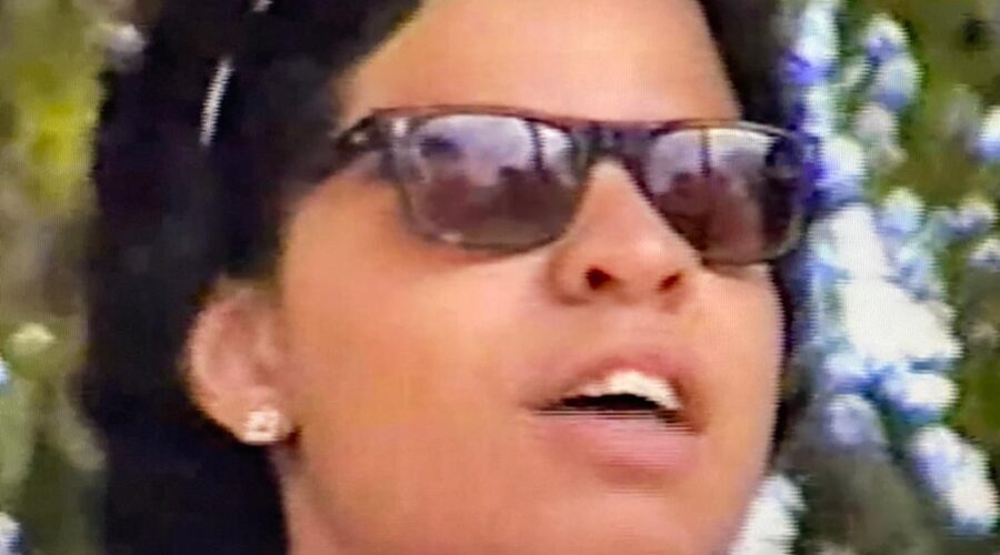 Universidade Livre de Estudos Culturais da Capoeira - Universidade da Capoeira - UNICAPOEIRA, Instituto de Educação Socioambiental - IESAMBI, Associação de Capoeira - ASCA e Grupo de Capoeira MEIA LUA - Fundado em 29 de Maio de 1962. Mestres Onça Tigre - Doutor Milton Freire de Carvalho - 83 Anos de Idade e 63 Anos de Capoeira, José Augusto Kojak, Zé Baiano, Dom Ivan Zacarias Guimarães Gobbo, Polêmico - Professor João Couto Teixeira, Pesado - Pedro de Abreu Neiva, Luiz Augusto Marinheiro, Boca Senzala - Humberto Barbosa de Sousa, Ricardo Bomfim e Paulo Roberto Simpatia. Governador Rodrigo Sobral Rollemberg e Deputado Distrital Wasny Nakle de Roure. Centro de Ensino Médio Setor Leste - CEMSL, Secretaria de Estado de Educação - SEE, Brasília, Distrito Federal/DF, Brasil. Sexta-feira, 16 de Novembro de 2001.