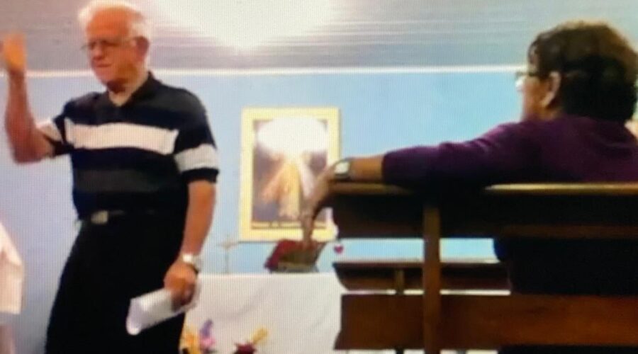 Universidade Livre de Estudos Culturais da Capoeira - Universidade da Capoeira - UNICAPOEIRA, Instituto de Educação Socioambiental - IESAMBI, Associação de Capoeira - ASCA e Grupo de Capoeira MEIA LUA - Fundado em 29 de Maio de 1962. Terço da Misericórdia, Ministro da Palavra Alcides João Parizoto. Capela da Divina Misericórdia, Residencial Café Planalto, Sobradinho, Distrito Federal/DF, Brasil. Registro de Capoeira Mestre Polêmico - Professor João Couto Teixeira. IMG_1097. 4,11 GB. 19h38. Quinta-feira, 09 de Abril de 2015. HD 1080p.