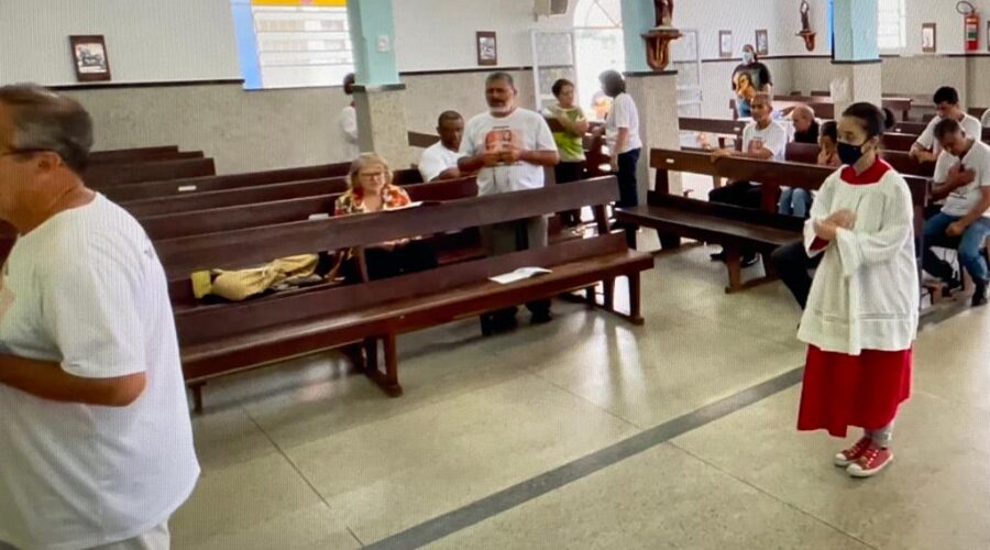 Universidade Livre de Estudos Culturais da Capoeira - Universidade da Capoeira - UNICAPOEIRA, Instituto de Educação Socioambiental - IESAMBI, Associação de Capoeira - ASCA e Grupo de Capoeira MEIA LUA - Fundado na Terça-feira, 29 de Maio de 1962. Terço dos Homens em Família. Cláudio. Igreja Nossa Senhora Mãe de Deus, Bairro Nossa Senhora de Lourdes, Juiz de Fora, Minas Gerais/MG, Brasil. Registro de Capoeira Mestre Polêmico - Professor João Couto Teixeira. IMG_7905. 4,07 GB. 09h15. Domingo, 12 de Fevereiro de 2023. HD 1080p.