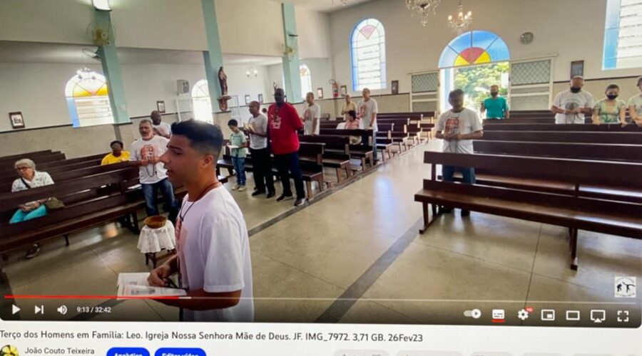 Universidade Livre de Estudos Culturais da Capoeira - Universidade da Capoeira - UNICAPOEIRA, Instituto de Educação Socioambiental - IESAMBI, Associação de Capoeira - ASCA e Grupo de Capoeira MEIA LUA - Fundado na Terça-feira, 29 de Maio de 1962. Terço dos Homens em Família. Leo. Igreja Nossa Senhora Mãe de Deus, Bairro Nossa Senhora de Lourdes, Juiz de Fora, Minas Gerais/MG, Brasil. Registro de Capoeira Mestre Polêmico - Professor João Couto Teixeira. IMG_7972/4055. 3,71 GB. 09h15. Domingo, 26 de Fevereiro de 2023. HD 1080p.
