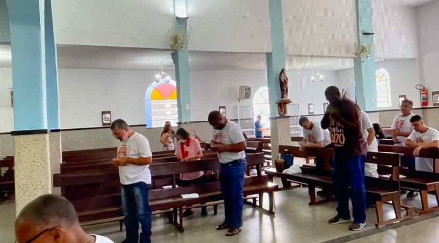 Universidade Livre de Estudos Culturais da Capoeira - Universidade da Capoeira - UNICAPOEIRA, Instituto de Educação Socioambiental - IESAMBI, Associação de Capoeira - ASCA e Grupo de Capoeira MEIA LUA - Fundado na Terça-feira, 29 de Maio de 1962. Terço dos Homens em Família. Ministro da Eucaristia Amaro Azevedo. Igreja Nossa Senhora Mãe de Deus, Bairro Nossa Senhora de Lourdes, Juiz de Fora, Minas Gerais/MG, Brasil. Registro de Capoeira Mestre Polêmico - Professor João Couto Teixeira. IMG_7922. 4,01 GB. 09h15. Domingo, 19 de Fevereiro de 2023. HD 1080p.