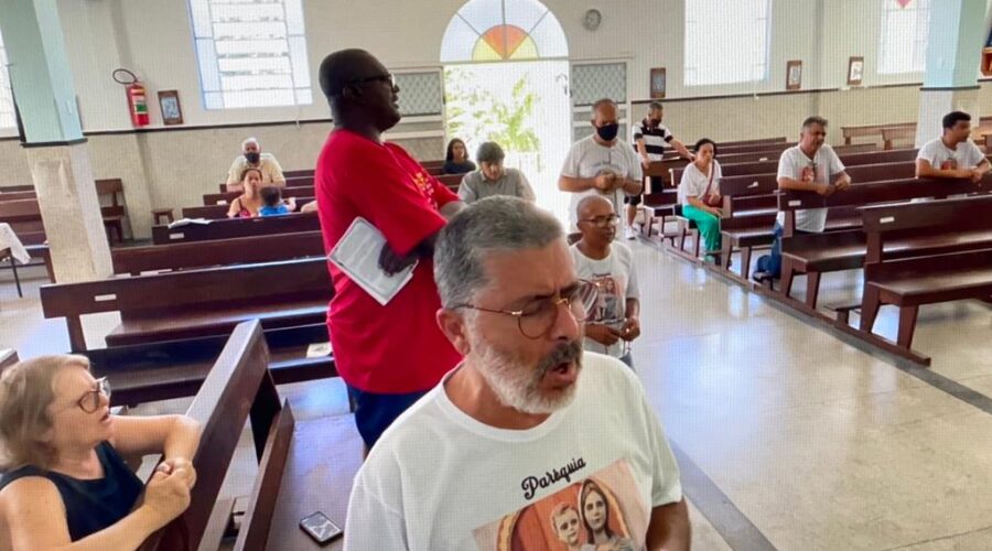 Universidade Livre de Estudos Culturais da Capoeira - Universidade da Capoeira - UNICAPOEIRA, Instituto de Educação Socioambiental - IESAMBI, Associação de Capoeira - ASCA e Grupo de Capoeira MEIA LUA - Fundado na Terça-feira, 29 de Maio de 1962. Terço dos Homens em Família. Robson. Igreja Nossa Senhora Mãe de Deus, Bairro Nossa Senhora de Lourdes, Juiz de Fora, Minas Gerais/MG, Brasil. Registro de Capoeira Mestre Polêmico - Professor João Couto Teixeira. IMG_7865. 3,9 GB. 09h15. Domingo, 05 de Fevereiro de 2023. HD 1080p.