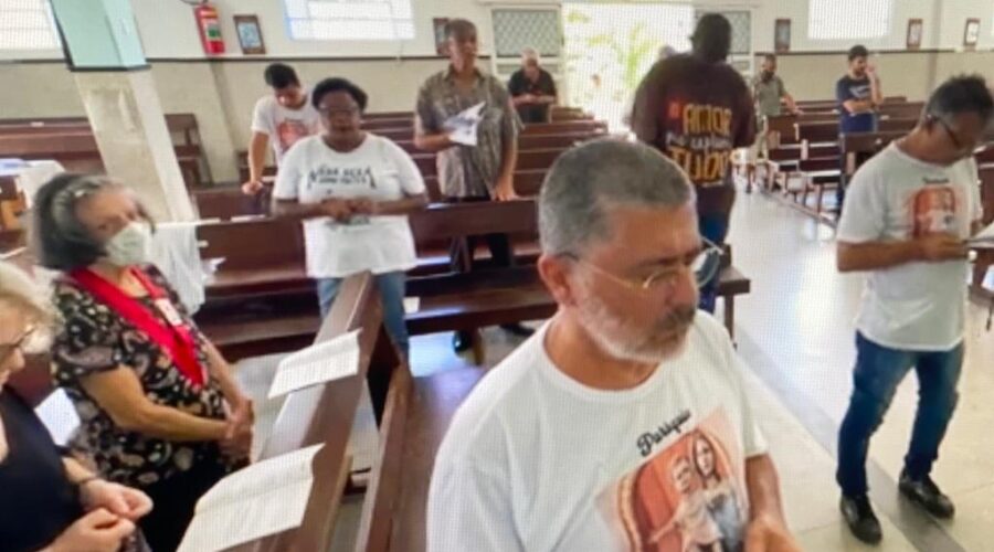 Universidade Livre de Estudos Culturais da Capoeira - Universidade da Capoeira - UNICAPOEIRA, Instituto de Educação Socioambiental - IESAMBI, Associação de Capoeira - ASCA e Grupo de Capoeira MEIA LUA - Fundado na Terça-feira, 29 de Maio de 1962. Terço dos Homens em Família. Wanderley Tagliatte. Igreja Nossa Senhora Mãe de Deus, Bairro Nossa Senhora de Lourdes, Juiz de Fora, Minas Gerais/MG, Brasil. Registro de Capoeira Mestre Polêmico - Professor João Couto Teixeira. IMG_7837. 4,05 GB. 09h15. Domingo, 29 de Janeiro de 2023. HD 1080p.