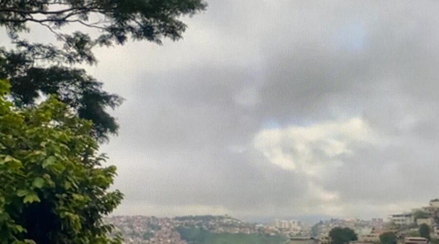 Universidade Livre de Estudos Culturais da Capoeira - Universidade da Capoeira - UNICAPOEIRA, Instituto de Educação Socioambiental - IESAMBI, Associação de Capoeira - ASCA e Grupo de Capoeira MEIA LUA - Fundado na Terça-feira, 29 de Maio de 1962. Trem Desavisando Montanhas em Minas Com Apito. Atelier, Tigüéra 360, Juiz de Fora, Minas Gerais/MG, Brasil. Registro de Capoeira Mestre Polêmico - Professor João Couto Teixeira. IMG_7823. 176,3 MB. 05h49. Quinta-feira, 26 de Janeiro de 2023. HD 1080p.