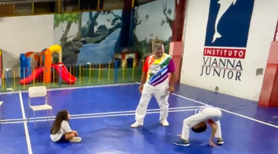 Universidade Livre de Estudos Culturais da Capoeira - Universidade da Capoeira - UNICAPOEIRA, Instituto de Educação Socioambiental - IESAMBI, Grupo de Capoeira MEIA LUA na Escola - Fundado na Terça-feira - 29 de Maio de 1962 e Associação de Capoeira - ASCA. Mestre Polêmico - Professor João Couto Teixeira. Discentes Maria Fernanda Inácio Alves Pereira e Enzo Carvalho Costa Salimena. Instituto Vianna Júnior, Avenida dos Andradas, Número 415, Bairro Jardim Glória, Juiz de Fora, Minas Gerais/MG, Brasil. Registro de Capoeira Mestre Polêmico - Professor João Couto Teixeira. IMG_7914. 7,75 GB. 18h13. Terça-feira, 14 de Fevereiro de 2022. HD 1080p.