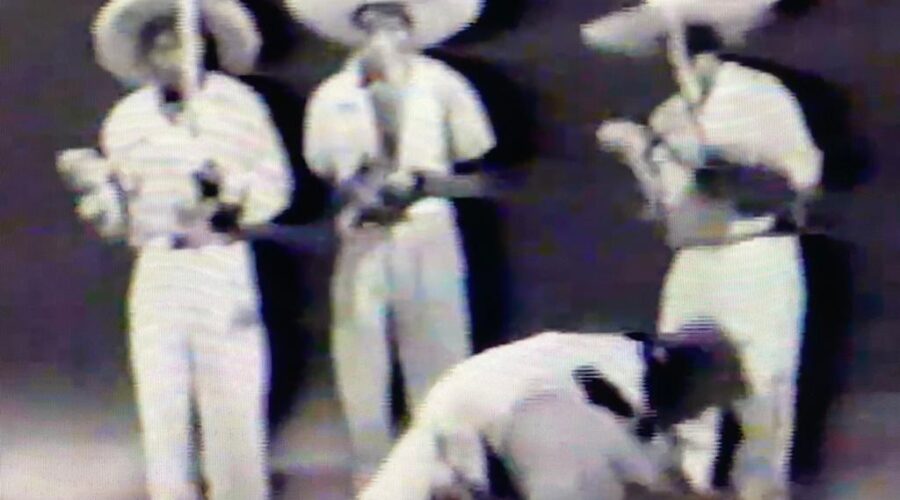 Universidade Livre de Estudos Culturais da Capoeira - Universidade da Capoeira - UNICAPOEIRA, Instituto de Educação Socioambiental - IESAMBI, Associação de Capoeira - ASCA e Grupo de Capoeira MEIA LUA - Fundado em 29 de Maio de 1962. Mestres Bimba - Manoel dos Reis Machado, Waldemar Rodrigues da Paixão e Traíra - José Ramos do Nascimento. Dança de Guerra: Texto Sampaio Gerbasi, Narração William Mendonça, Colaboração Claudio Reis, Som Direto Djalma Correia, Montagem Mario Murakami, Fotografia Luiz Gonzaga, Laboratórios Imagens Lider, Som Tecnisom, Produtor Associado Agnaldo Azevedo, Argumento, Produção e Direção Jair Moura. Nazaré das Farinhas e Salvador, Bahia/BA, Brasil. Segunda-feira, 05 de Junho de 1972.