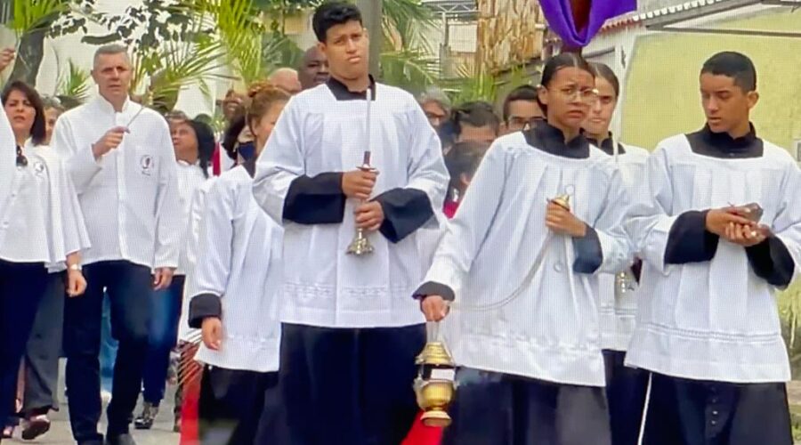 Bênção, Procissão e Celebração Eucarística de Ramos. Padre João Francisco Batista daSilva. Ministr@s Extraordinári@s da Sagrada Comunhão Casais Bôscasro e Tavares. Música Deusimar, Ludmila, Lenise e Giovanni. Salão da Sociedade São Vicente de Paulo - Conferência Nossa Senhora do Carmo e Igreja Nossa Senhora Mãe de Deus, Bairro Nossa Senhora de Lourdes, Juiz de Fora, Minas Gerais/MG, Brasil. Registro de Capoeira Mestre Polêmico - Professor João Couto Teixeira. IMG_8276. 14,83 GB. 08h53. Domingo, 02 de Abril de 2023. HD 1080p. Universidade Livre de Estudos Culturais da Capoeira - Universidade da Capoeira - UNICAPOEIRA, Instituto de Educação Socioambiental - IESAMBI, Associação de Capoeira - ASCA e Grupo de Capoeira MEIA LUA - Fundado Terça-feira, 29 de Maio de 1962.