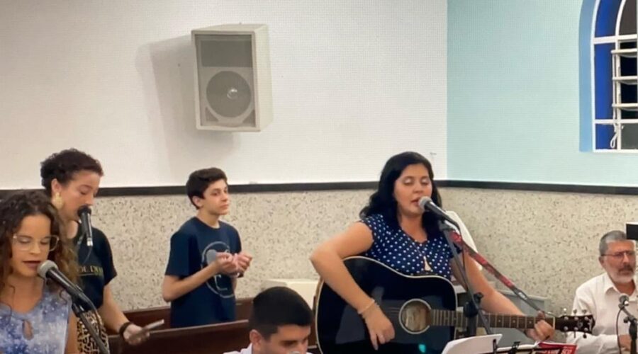 Celebração Eucarística - Sábado de Aleluia. Padre João Francisco Batista da Silva. Música Deusimar, Ludmila, Lenise, Gabi, Sidney e Mestre Polêmico. Igreja Nossa Senhora Mãe de Deus, Bairro Nossa Senhora de Lourdes, Juiz de Fora, Minas Gerais/MG, Brasil. Registro de Erick da Costa. IMG_8326/36/6696/703. 18,58 GB. 18h00/19h04/21h31/50. Sábado, 08 de Abril de 2023. HD 1080p. Universidade Livre de Estudos Culturais da Capoeira - Universidade da Capoeira - UNICAPOEIRA, Instituto de Educação Socioambiental - IESAMBI, Associação de Capoeira - ASCA e Grupo de Capoeira MEIA LUA - Fundado Terça-feira, 29 de Maio de 1962.