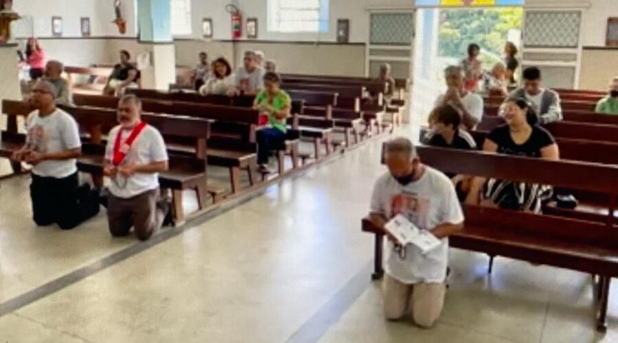 Terço dos Homens em Família. Sebastião Rosa Leite Filho. Igreja Nossa Senhora Mãe de Deus, Bairro Nossa Senhora de Lourdes, Juiz de Fora, Minas Gerais/MG, Brasil. Registro de Capoeira Mestre Polêmico - Professor João Couto Teixeira. IMG_8387. 3,65 GB. 09h15. Domingo, 23 de Abril de 2023. HD 1080p. Universidade Livre de Estudos Culturais da Capoeira - Universidade da Capoeira - UNICAPOEIRA, Instituto de Educação Socioambiental - IESAMBI, Associação de Capoeira - ASCA e Grupo de Capoeira MEIA LUA - Fundado Terça-feira, 29 de Maio de 1962.