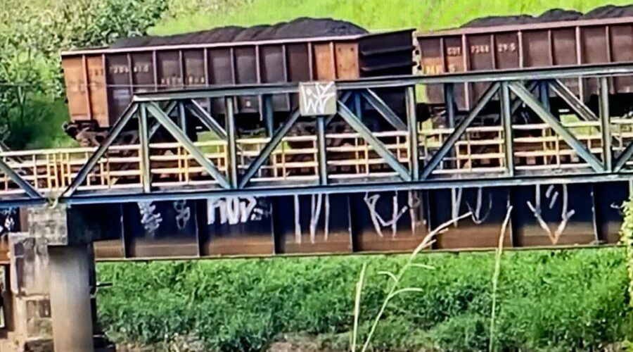 Trem Destreinando Montanhas em Minas com Apito. Interseção entre os Bairros Nossa Senhora de Lourdes, Vila Ideal e Vila Furtado de Meneses, Juiz de Fora, Minas Gerais/MG, Brasil. Registro de Capoeira Mestre Polêmico - Professor João Couto Teixeira. IMG_5227. 589,6 MB. 13h43. Terça-feira, 14 de Março de 2023. HD 1080p. Universidade Livre de Estudos Culturais da Capoeira - Universidade da Capoeira - UNICAPOEIRA, Instituto de Educação Socioambiental - IESAMBI, Associação de Capoeira - ASCA e Grupo de Capoeira MEIA LUA - Fundado Terça-feira, 29 de Maio de 1962.