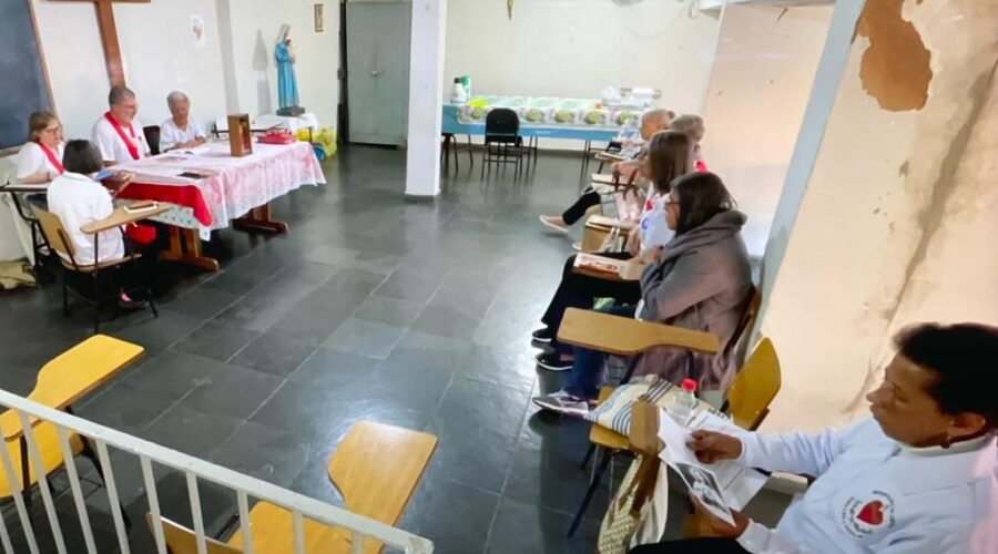 Apóstol@s da Oração: Retiro. Salão Paroquial, Igreja Nossa Senhora Mãe de Deus, Bairro Nossa Senhora de Lourdes, Juiz de Fora, Minas Gerais/MG, Brasil. Registro de Capoeira Mestre Polêmico - Professor João Couto Teixeira. IMG_8666. 6,09 GB. 16h00. Quarta-feira, 21 de Junho de 2023. HD 1080p. Universidade Livre de Estudos Culturais da Capoeira - Universidade da Capoeira - UNICAPOEIRA, Instituto de Educação Socioambiental - IESAMBI, Associação de Capoeira - ASCA e Grupo de Capoeira MEIA LUA - Fundado Terça-feira, 29 de Maio de 1962. Seja membro deste canal e ganhe benefícios: https://www.youtube.com/channel/UCE6HrA5Y_VZ4-hgw8FG13aw/join