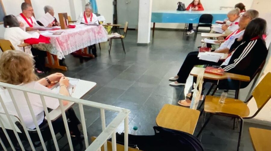 Apóstol@s da Oração ao Sagrado Coração de Jesus. Reunião. Salão Paroquial, Igreja Nossa Senhora Mãe de Deus, Bairro Nossa Senhora de Lourdes, Juiz de Fora, Minas Gerais/MG, Brasil. Registro de Capoeira Mestre Polêmico - Professor João Couto Teixeira. IMG_8577. 3,77 GB. 16h12. Sexta-feira, 02 de Junho de 2023. HD 1080p. Universidade Livre de Estudos Culturais da Capoeira - Universidade da Capoeira - UNICAPOEIRA, Instituto de Educação Socioambiental - IESAMBI, Associação de Capoeira - ASCA e Grupo de Capoeira MEIA LUA - Fundado Terça-feira, 29 de Maio de 1962.