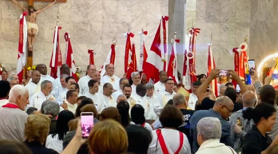 Celebração Eucarística. Apóstol@s da Oração. Arcebispo Metropolitano Dom Gil Antônio Moreira. Santuário do Sagrado Coração de Jesus, Bairro Bairu, Juiz de Fora, Minas Gerais/MG, Brasil. Registro de Capoeira Mestre Polêmico - Professor João Couto Teixeira. IMG_8623. 14,55 GB. 09h00. Sexta-feira, 16 de Junho de 2023. HD 1080p. Universidade Livre de Estudos Culturais da Capoeira - Universidade da Capoeira - UNICAPOEIRA, Instituto de Educação Socioambiental - IESAMBI, Associação de Capoeira - ASCA e Grupo de Capoeira MEIA LUA - Fundado Terça-feira, 29 de Maio de 1962. Seja membro deste canal e ganhe benefícios: https://www.youtube.com/channel/UCE6HrA5Y_VZ4-hgw8FG13aw/join