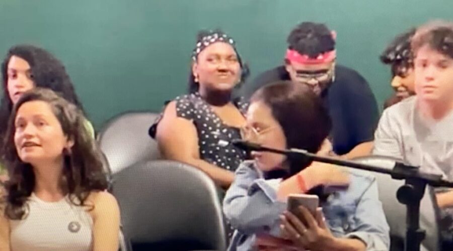 Confraria dos Poetas SLAM FIXE UAI: Vivendo, Aprendendo e Construindo Novas Metas. Anfiteatro João Carriço, Fundação Cultural Alfredo Ferreira Lage - FUNALFA, Avenida Barão do Rio Branco, Número 2.234, CEP 36.015-510, Bairro Centro, Juiz de Fora, Minas Gerais/MG, Brasil. Registro de Capoeira Mestre Polêmico - Professor João Couto Teixeira. IMG_8912/8. 24,11 GB. 12h39/16h03. Sábado, 19 de Agosto de 2023. HD 1080p. Apresentações 1 - 2Ls - Brasil 2 - Jecker Valdor (Língua Portunhol) - Venezuela 3 - LDI Winner - Cabo Verde 4 - Madrugada Moça - Brasil 5 - João Borges Namelo - Moçambique 6 - DJ Huba (Todo Mundo SLAM) - Portugal 7 - Cassiane Vitória - Brasil 8 - Dankro - Brasil 9 - King - Brasil 10 - Cabuça - Angola 11 - Marina Campanatti - Portugal 12 - Laura Pavão - Brasil 13 - Inés Mosquera Costa - Galícia/Espanha Universidade Livre de Estudos Culturais da Capoeira - Universidade da Capoeira - UNICAPOEIRA, Instituto de Educação Socioambiental - IESAMBI, Associação de Capoeira - ASCA e Grupo de Capoeira MEIA LUA - Fundado Terça-feira, 29 de Maio de 1962. Seja membro deste canal e ganhe benefícios: https://www.youtube.com/channel/UCE6HrA5Y_VZ4-hgw8FG13aw/join