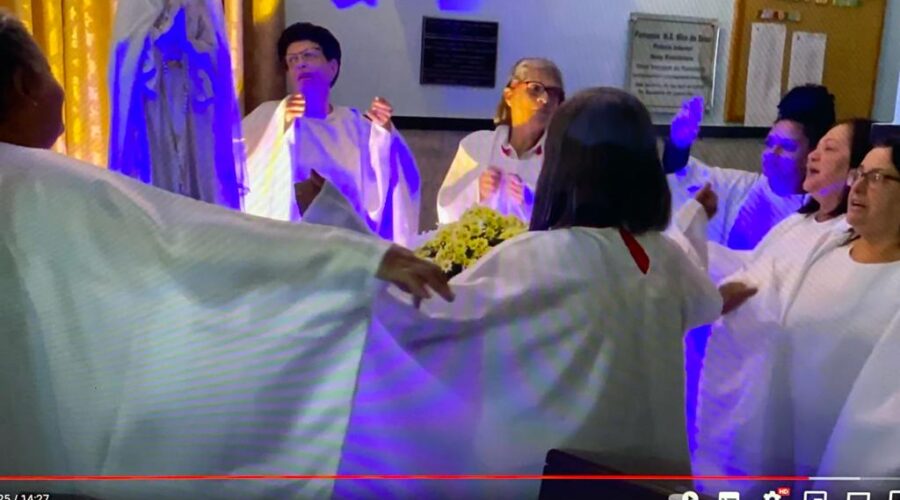 Coroação de Nossa Senhora de Fátima. Padre João Francisco Batista da Silva. Comunidade Santa Cruz. Igreja Nossa Senhora Mãe de Deus, Bairro Nossa Senhora de Lourdes, Juiz de Fora, Minas Gerais/MG, Brasil. Registro de Capoeira Mestre Polêmico - Professor João Couto Teixeira. IMG_8532. 1,64 GB. 20h15. Sexta-feira, 12 de Maio de 2023. HD 1080p. Universidade Livre de Estudos Culturais da Capoeira - Universidade da Capoeira - UNICAPOEIRA, Instituto de Educação Socioambiental - IESAMBI, Associação de Capoeira - ASCA e Grupo de Capoeira MEIA LUA - Fundado Terça-feira, 29 de Maio de 1962.