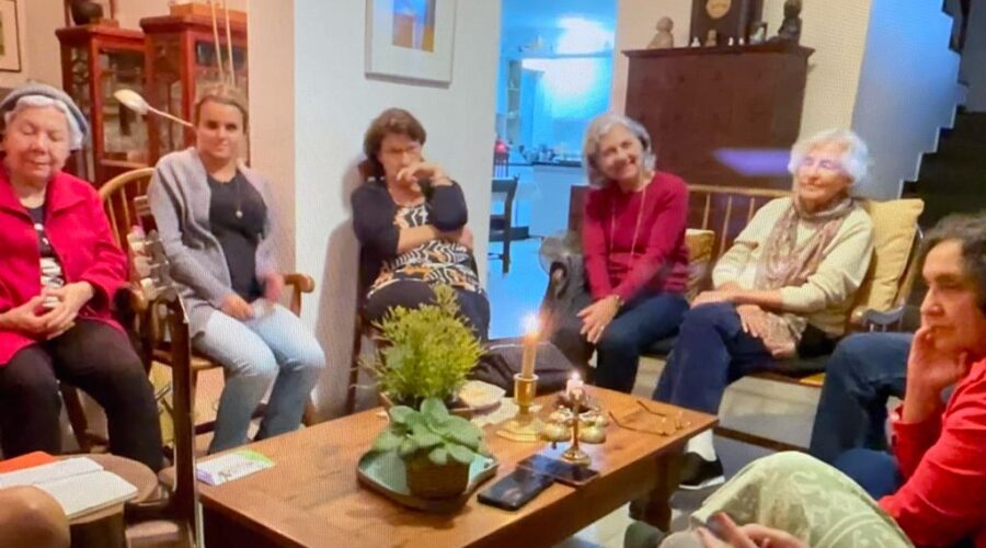 Oração. Ebons. Primeiro Encontro. Tigüéra 328, Juiz de Fora, Minas Gerais/MG, Brasil. Registro de Capoeira Mestre Polêmico - Professor João Couto Teixeira. IMG_8507. 7,17 GB. 19h00. Quinta-feira, 11 de Maio de 2023. HD 1080p. Universidade Livre de Estudos Culturais da Capoeira - Universidade da Capoeira - UNICAPOEIRA, Instituto de Educação Socioambiental - IESAMBI, Associação de Capoeira - ASCA e Grupo de Capoeira MEIA LUA - Fundado Terça-feira, 29 de Maio de 1962.