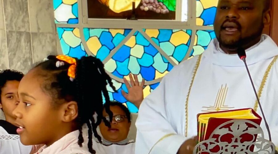 Celebração Eucarística. Padre João Francisco Batista da Silva. Leituras de Wanderley Tagliatte e Cláudio. Salmo 46 - Por Entre Aclamações Deus Se Elevou; O Senhor Subiu ao Toque da Trombeta - Mestre Polêmico. Música Luiz Gajardo e Léo. Acólito Rafael. Retorno de Salete Libardoni. Igreja Nossa Senhora Mãe de Deus, Bairro Nossa Senhora de Lourdes, Juiz de Fora, Minas Gerais/MG, Brasil. Registro de Capoeira Mestre Polêmico - Professor João Couto Teixeira. IMG_8547. 6,82 GB. 08h00. Domingo, 21 de Maio de 2023. HD 1080p. Universidade Livre de Estudos Culturais da Capoeira - Universidade da Capoeira - UNICAPOEIRA, Instituto de Educação Socioambiental - IESAMBI, Associação de Capoeira - ASCA e Grupo de Capoeira MEIA LUA - Fundado Terça-feira, 29 de Maio de 1962.