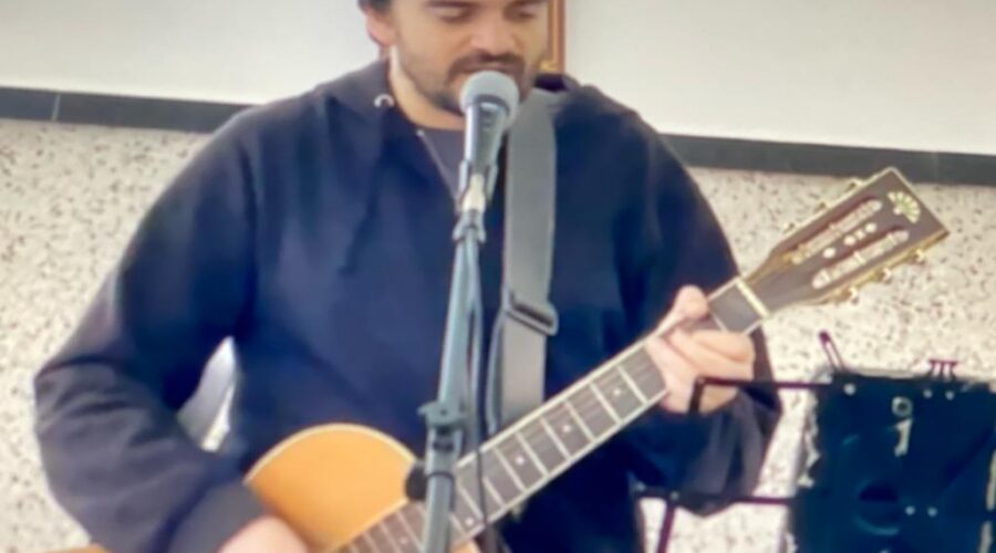 Celebração Eucarística. Padre João Francisco Batista da Silva. Diácono Márcio Rosa dos Santos. Ministr@s Extraordinári@s da Sagrada Comunhão Cláudia Cristina Lessa Duarte e Moreco. Música Luiz Gajardo. Igreja Nossa Senhora Mãe de Deus, Bairro Nossa Senhora de Lourdes, Juiz de Fora, Minas Gerais/MG, Brasil. Registro de Capoeira Mestre Polêmico - Professor João Couto Teixeira. IMG_8583. 7,84 GB. 08h00. Domingo, 04 de Junho de 2023. HD 1080p. Universidade Livre de Estudos Culturais da Capoeira - Universidade da Capoeira - UNICAPOEIRA, Instituto de Educação Socioambiental - IESAMBI, Associação de Capoeira - ASCA e Grupo de Capoeira MEIA LUA - Fundado Terça-feira, 29 de Maio de 1962.