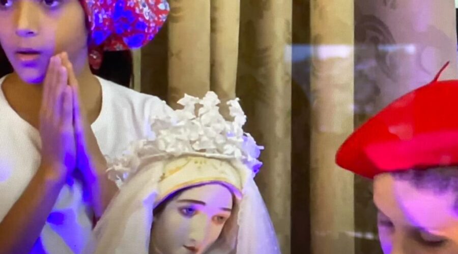 Celebração Eucarística - Décimo Terceiro Dia da Trezena a Nossa Senhora de Fátima. Padre João Francisco Batista da Silva. Ministra Extraordinária da Sagrada Comunhão Cláudia Cristina Lessa Duarte. Música Deusimar, Ludmila e Lenise. Catequistas e Crianças. Igreja Nossa Senhora Mãe de Deus, Bairro Nossa Senhora de Lourdes, Juiz de Fora, Minas Gerais/MG, Brasil. Registro de Capoeira Mestre Polêmico - Professor João Couto Teixeira. IMG_8533. 11,29 GB. 17h00. Sábado, 13 de Maio de 2023. HD 1080p. Universidade Livre de Estudos Culturais da Capoeira - Universidade da Capoeira - UNICAPOEIRA, Instituto de Educação Socioambiental - IESAMBI, Associação de Capoeira - ASCA e Grupo de Capoeira MEIA LUA - Fundado Terça-feira, 29 de Maio de 1962.