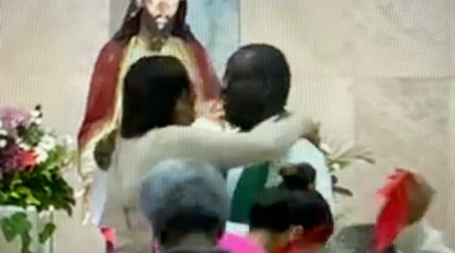 Celebração Eucarística. Apóstol@s da Oração. Novena - 5º Dia. Padre Vanderlei Santos de Sousa. Igreja do Sagrado Coração de Jesus, Bairro Bairu, Juiz de Fora, Minas Gerais/MG, Brasil. Registro de Capoeira Mestre Polêmico - Professor João Couto Teixeira. IMG_8998. 10,54 GB. 19h00. Domingo, 11 de Junho de 2023. HD 1080p. Universidade Livre de Estudos Culturais da Capoeira - Universidade da Capoeira - UNICAPOEIRA, Instituto de Educação Socioambiental - IESAMBI, Associação de Capoeira - ASCA e Grupo de Capoeira MEIA LUA - Fundado Terça-feira, 29 de Maio de 1962. Seja membro deste canal e ganhe benefícios: https://www.youtube.com/channel/UCE6HrA5Y_VZ4-hgw8FG13aw/join