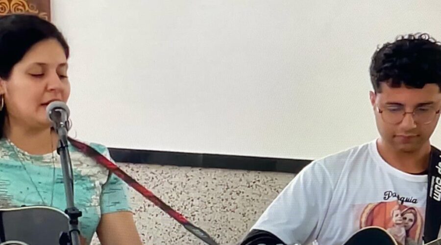 Celebração Eucarística. Padre João Francisco Batista da Silva. Diácono Márcio Rosa dos Santos. Ministr@s Extraordinári@s da Sagrada Comunhão Ana Maria e Antônio Reis. Salmo 99 - Nós Somos o Povo e o Rebanho do Senhor - Mestre Polêmico. Leitura Cláudio. Preces da Comunidade Ministro Extraordinário da Sagrada comunhão Eduardo Bôscaro. Música Ludmila Ribeiro Bôscaro Yung e Léo. Acólito Rafael. Igreja Nossa Senhora Mãe de Deus, Bairro Nossa Senhora de Lourdes, Juiz de Fora, Minas Gerais/MG, Brasil. Registro de Capoeira Mestre Polêmico - Professor João Couto Teixeira. IMG_8635. 9,01 GB. 08h00. Domingo, 18 de Junho de 2023. HD 1080p. Universidade Livre de Estudos Culturais da Capoeira - Universidade da Capoeira - UNICAPOEIRA, Instituto de Educação Socioambiental - IESAMBI, Associação de Capoeira - ASCA e Grupo de Capoeira MEIA LUA - Fundado Terça-feira, 29 de Maio de 1962. Seja membro deste canal e ganhe benefícios: https://www.youtube.com/channel/UCE6HrA5Y_VZ4-hgw8FG13aw/join