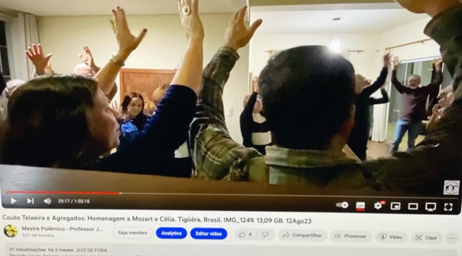 Reunião Couto Teixeira e Agregados em Homenagem aos Patriarcas Mozart Geraldo Teixeira e Célia Couto Teixeira. Vitória do Glorioso (3X1). Sala de TV, Tigüéra 363, Juiz de Fora, Minas Gerais/MG, Brasil. Registro de Capoeira Mestre Polêmico - Professor João Couto Teixeira. IMG_1249/50. 13,09 GB. 19h31/22h31. Sábado, 12 de Agosto de 2023. HD 1080p. Universidade Livre de Estudos Culturais da Capoeira - Universidade da Capoeira - UNICAPOEIRA, Instituto de Educação Socioambiental - IESAMBI, Associação de Capoeira - ASCA e Grupo de Capoeira MEIA LUA - Fundado Terça-feira, 29 de Maio de 1962. Seja membro deste canal e ganhe benefícios: https://www.youtube.com/channel/UCE6HrA5Y_VZ4-hgw8FG13aw/join