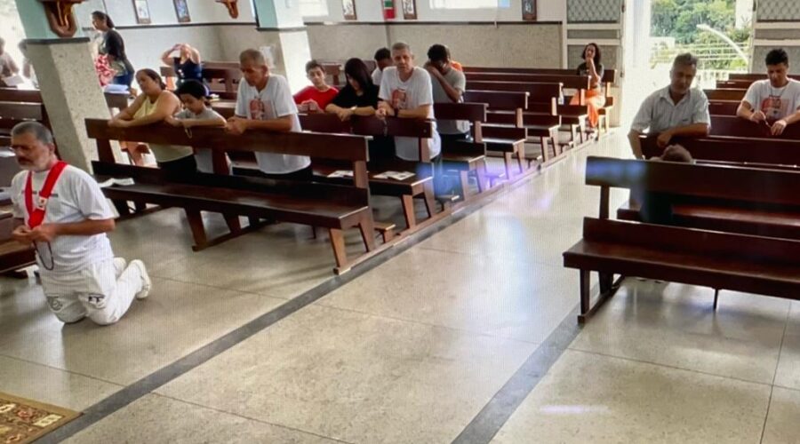 Terço dos Homens em Família. Coordenador Cláudio. Igreja Nossa Senhora Mãe de Deus, Bairro Nossa Senhora de Lourdes, Juiz de Fora, Minas Gerais/MG, Brasil. Registro de Capoeira Mestre Polêmico - Professor João Couto Teixeira. IMG_8477. 3,8 GB. 09h15. Domingo, 07 de Maio de 2023. HD 1080p. Universidade Livre de Estudos Culturais da Capoeira - Universidade da Capoeira - UNICAPOEIRA, Instituto de Educação Socioambiental - IESAMBI, Associação de Capoeira - ASCA e Grupo de Capoeira MEIA LUA - Fundado Terça-feira, 29 de Maio de 1962.