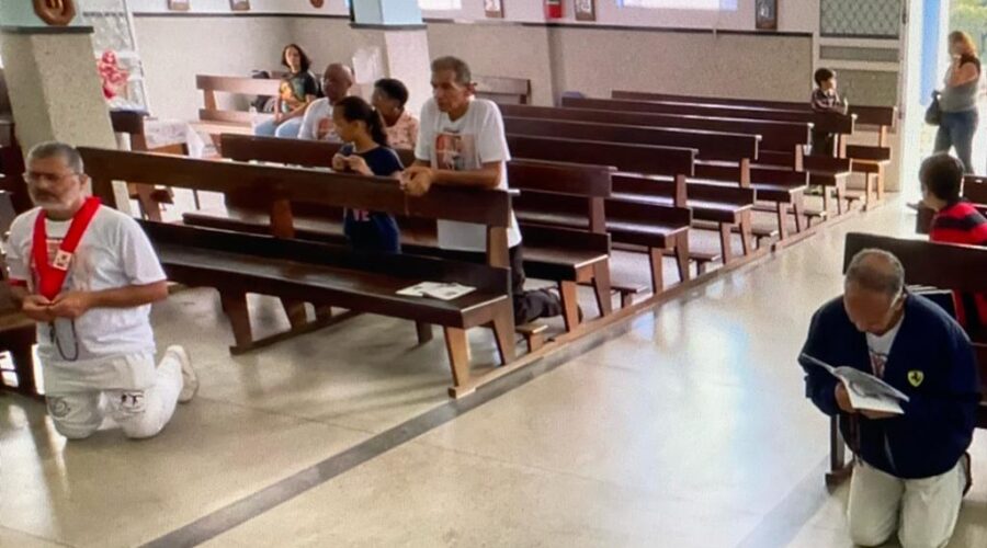Terço dos Homens em Família. Ministro da Eucaristia Amaro Azevedo. Igreja Nossa Senhora Mãe de Deus, Bairro Nossa Senhora de Lourdes, Juiz de Fora, Minas Gerais/MG, Brasil. Registro de Capoeira Mestre Polêmico - Professor João Couto Teixeira. IMG_8428. 4,02 GB. 09h15. Domingo, 30 de Abril de 2023. HD 1080p. Universidade Livre de Estudos Culturais da Capoeira - Universidade da Capoeira - UNICAPOEIRA, Instituto de Educação Socioambiental - IESAMBI, Associação de Capoeira - ASCA e Grupo de Capoeira MEIA LUA - Fundado Terça-feira, 29 de Maio de 1962.