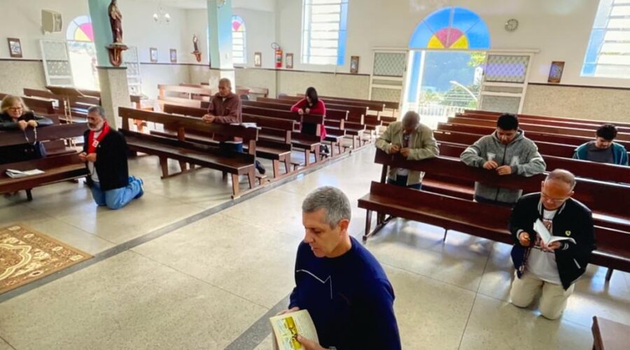 Terço dos Homens em Família. Ministro Extraordinário da Sagrada Comunhão Eduardo Bôscaro. Retorno de Salete Libardoni. Igreja Nossa Senhora Mãe de Deus, Bairro Nossa Senhora de Lourdes, Juiz de Fora, Minas Gerais/MG, Brasil. Registro de Capoeira Mestre Polêmico - Professor João Couto Teixeira. IMG_8547. 3,75 GB. 09h15. Domingo, 21 de Maio de 2023. HD 1080p. Universidade Livre de Estudos Culturais da Capoeira - Universidade da Capoeira - UNICAPOEIRA, Instituto de Educação Socioambiental - IESAMBI, Associação de Capoeira - ASCA e Grupo de Capoeira MEIA LUA - Fundado Terça-feira, 29 de Maio de 1962.
