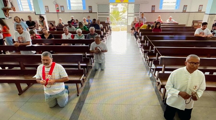 Terço dos Homens em Família. Ministro Extraordinário da Sagrada Comunhão Amaro Azevedo. Igreja Nossa Senhora Mãe de Deus, Bairro Nossa Senhora de Lourdes, Juiz de Fora, Minas Gerais/MG, Brasil. Registro de Capoeira Mestre Polêmico - Professor João Couto Teixeira. IMG_8896. 4,6 GB. 09h15. Domingo, 13 de Agosto de 2023. HD 1080p. Universidade Livre de Estudos Culturais da Capoeira - Universidade da Capoeira - UNICAPOEIRA, Instituto de Educação Socioambiental - IESAMBI, Associação de Capoeira - ASCA e Grupo de Capoeira MEIA LUA - Fundado Terça-feira, 29 de Maio de 1962. Seja membro deste canal e ganhe benefícios: https://www.youtube.com/channel/UCE6HrA5Y_VZ4-hgw8FG13aw/join