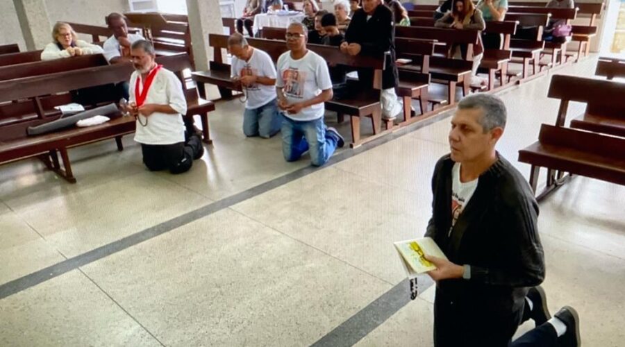 Terço dos Homens em Família. Ministro Extraordinário da Sagrada Comunhão Eduardo Bôscaro. Igreja Nossa Senhora Mãe de Deus, Bairro Nossa Senhora de Lourdes, Juiz de Fora, Minas Gerais/MG, Brasil. Registro de Capoeira Mestre Polêmico - Professor João Couto Teixeira. IMG_8635. 3,86 GB. 09h15. Domingo, 18 de Junho de 2023. HD 1080p. Universidade Livre de Estudos Culturais da Capoeira - Universidade da Capoeira - UNICAPOEIRA, Instituto de Educação Socioambiental - IESAMBI, Associação de Capoeira - ASCA e Grupo de Capoeira MEIA LUA - Fundado Terça-feira, 29 de Maio de 1962. Seja membro deste canal e ganhe benefícios: https://www.youtube.com/channel/UCE6HrA5Y_VZ4-hgw8FG13aw/join