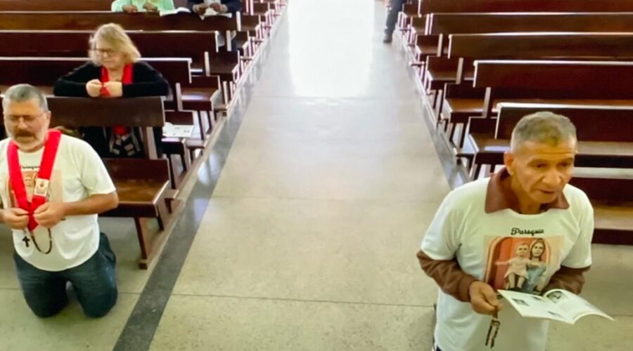 Terço dos Homens em Família. Sebastião Rosa Leite Filho. Igreja Nossa Senhora Mãe de Deus, Bairro Nossa Senhora de Lourdes, Juiz de Fora, Minas Gerais/MG, Brasil. Registro de Capoeira Mestre Polêmico - Professor João Couto Teixeira. IMG_8824. 3,87 GB. 09h15. Domingo, 30 de Julho de 2023. HD 1080p. Universidade Livre de Estudos Culturais da Capoeira - Universidade da Capoeira - UNICAPOEIRA, Instituto de Educação Socioambiental - IESAMBI, Associação de Capoeira - ASCA e Grupo de Capoeira MEIA LUA - Fundado Terça-feira, 29 de Maio de 1962. Seja membro deste canal e ganhe benefícios: https://www.youtube.com/channel/UCE6HrA5Y_VZ4-hgw8FG13aw/join