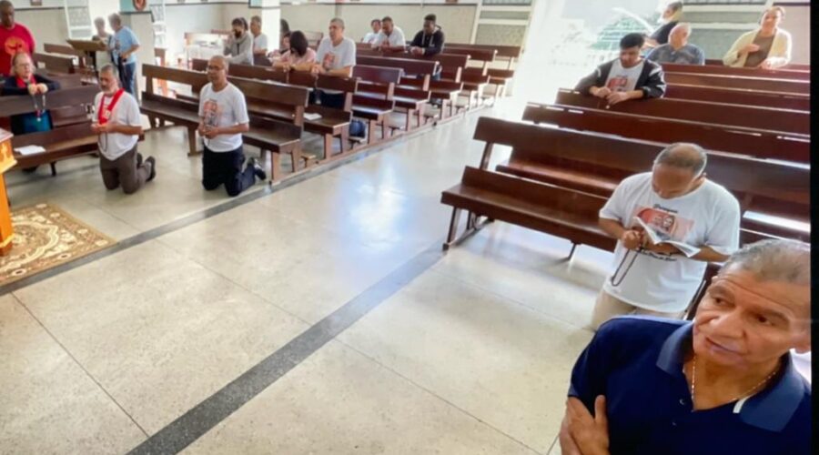 Terço dos Homens em Família. Sebastião Rosa Leite Filho. Igreja Nossa Senhora Mãe de Deus, Bairro Nossa Senhora de Lourdes, Juiz de Fora, Minas Gerais/MG, Brasil. Registro de Capoeira Mestre Polêmico - Professor João Couto Teixeira. IMG_8559. 3,85 GB. 09h15. Domingo, 28 de Maio de 2023. HD 1080p. Universidade Livre de Estudos Culturais da Capoeira - Universidade da Capoeira - UNICAPOEIRA, Instituto de Educação Socioambiental - IESAMBI, Associação de Capoeira - ASCA e Grupo de Capoeira MEIA LUA - Fundado Terça-feira, 29 de Maio de 1962.