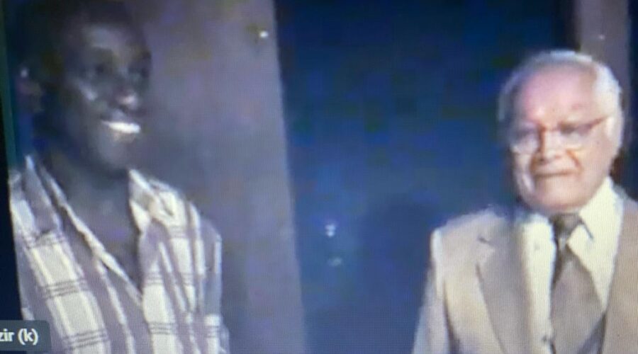 CD "Capoeira 500 Anos - Angola e Regional". Mestr@s Onça Tigre - Doutor Milton Freire de Carvalho, Lorde Bom Cabrito - Mário Rodrigues Ferreira do Rosário, Danadinho - Cláudio José Pinheiro Villar de Queiroz, Pombo de Ouro - José Bispo Correia, Bartolomeu Vieira das Chagas, Pezão - José Ribamar Teixeira da Silva, Angola - Humberto Vieira da Silva, Benedito Fernandes de Almeida, Bom Menino - Aluizio de Melo Cavalcanti Júnior, Zangado - Fernando Alves da Silva, Mandingueiro - Peter Faluhelyi, Lua Bonita - Ana Cláudia Sousa Vieira, Radi - Vassili Ivanov, Jácomo Queiroz, Ana Schiramm, Discentes do Centro Integrado de Ensino Especial - CIEE. Studio 57 e CASEB, Secretaria de Estado de Educação - SEE, Brasília, Distrito Federal/DF, Brasil. Registro de Capoeira Mestre Polêmico - Professor João Couto Teixeira. 2,93 GB. Domingo, 08 de Novembro de 1998. HD 1080p. Universidade Livre de Estudos Culturais da Capoeira - Universidade da Capoeira - UNICAPOEIRA, Instituto de Educação Socioambiental - IESAMBI, Associação de Capoeira - ASCA e Grupo de Capoeira MEIA LUA - Fundado Terça-feira, 29 de Maio de 1962. Seja membro deste canal e ganhe benefícios: https://www.youtube.com/channel/UCE6HrA5Y_VZ4-hgw8FG13aw/join