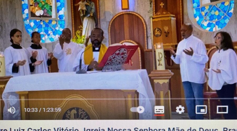 Celebração Eucarística. Padre Luiz Carlos Vitório. Diácono Márcio Rosa dos Santos. Ministra Extraordinária da Sagrada Comunhão Cláudia Cristina Lessa Duarte e Moreco. Música Sidney. Igreja Nossa Senhora Mãe de Deus, Bairro Nossa Senhora de Lourdes, Juiz de Fora, Minas Gerais/MG, Brasil. Registro de Capoeira Mestre Polêmico - Professor João Couto Teixeira. IMG_9226. 9,53 GB. 08h00. Domingo, 05 de Novembro de 2023. HD 1080p. Universidade Livre de Estudos Culturais da Capoeira - Universidade da Capoeira - UNICAPOEIRA, Instituto de Educação Socioambiental - IESAMBI, Associação de Capoeira - ASCA e Grupo de Capoeira MEIA LUA - Fundado Terça-feira, 29 de Maio de 1962. Seja membro deste canal e ganhe benefícios: https://www.youtube.com/channel/UCE6HrA5Y_VZ4-hgw8FG13aw/join