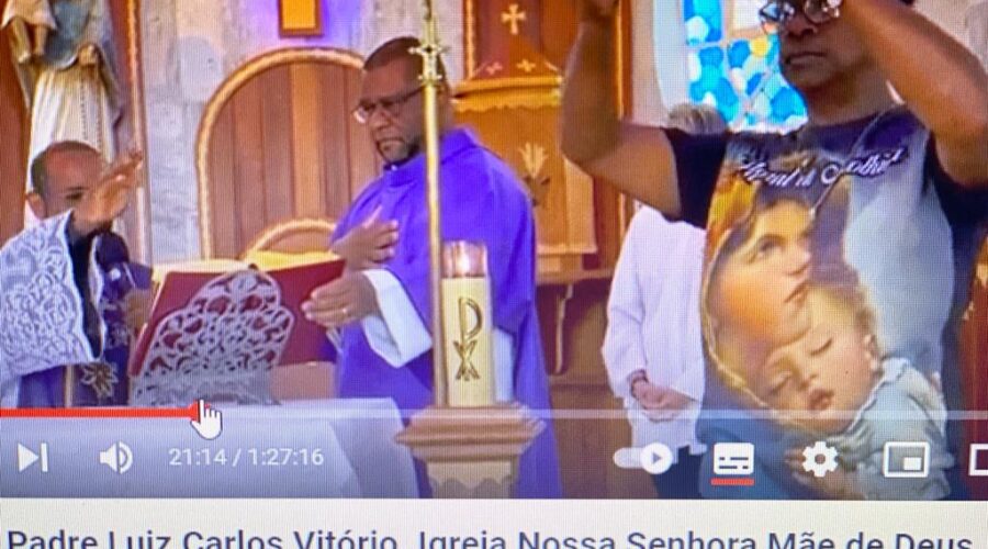 Celebração Eucarística. Padre Luiz Carlos Vitório. Diácono Márcio Rosa dos Santos. Ministr@s Extraordinári@s da Sagrada Comunhão Rogério e Maria Angélica A. de Moraes Tavares. Acolhida Adélia Fernandes. Salmo 22 - O Senhor é o Pastor que me Conduz: Não me Falta Coisa Alguma - Mestre Polêmico. Música Abraão Rocha. Igreja Nossa Senhora Mãe de Deus, Bairro Nossa Senhora de Lourdes, Juiz de Fora, Minas Gerais/MG, Brasil. Registro de Capoeira Mestre Polêmico - Professor João Couto Teixeira. IMG_9211. 8,47 GB. 10h00. Quinta-feira, 02 de Novembro de 2023.