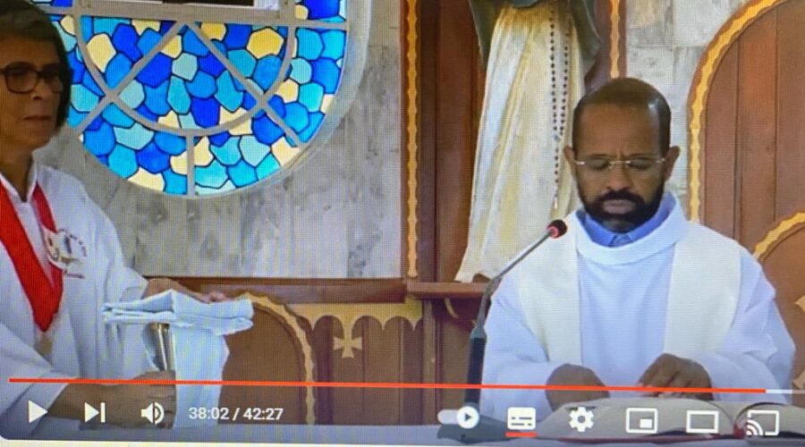 Celebração Eucarística. Apóstol@s da Oração ao Sagrado Coração de Jesus. Padre Luiz Carlos Vitório. Ministra Extraordinária da Sagrada Comunhão Maria Angélica A. de Moraes Tavares. Acolhida Adélia Fernandes. Leitura Ministra Extraordinária da Sagrada Comunhão Maria Helena F. Costa. Salmo DN 3 - Louvai-o e Exalltai-o, pelos Séculos Sem Fim! - Mestre Polêmico. Preces da Comunidade Rosenei Freitas F. Fonseca. Igreja Nossa Senhora Mãe de Deus, Bairro Nossa Senhora de Lourdes, Juiz de Fora, Minas Gerais/MG, Brasil. Registro de Capoeira Mestre Polêmico - Professor João Couto Teixeira. IMG_9298. 4,82 GB. 15h00. Sexta-feira, 01 de Dezembro de 2023. HD 1080p. Universidade Livre de Estudos Culturais da Capoeira - Universidade da Capoeira - UNICAPOEIRA, Instituto de Educação Socioambiental - IESAMBI, Associação de Capoeira - ASCA e Grupo de Capoeira MEIA LUA - Fundado Terça-feira, 29 de Maio de 1962. Seja membro deste canal e ganhe benefícios: https://www.youtube.com/channel/UCE6HrA5Y_VZ4-hgw8FG13aw/join