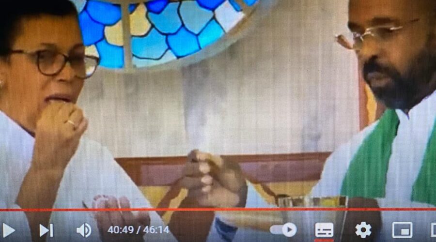 Celebração Eucarística. Padre Luiz Carlos Vitório. Ministra Extraordinária da Sagrada Comunhão Ana Venâncio. Acolhida Adélia Fernandes. Leitura Graça. Salmo 118 - Ensinai-me a Fazer Vossa Vontade - Mestre Polêmico. Preces da Comunidade Valéria. Igreja Nossa Senhora Mãe de Deus, Bairro Nossa Senhora de Lourdes, Juiz de Fora, Minas Gerais/MG, Brasil. Registro de Capoeira Mestre Polêmico - Professor João Couto Teixeira. IMG_9179. 3,91 GB. 07h00. Sexta-feira, 27 de Outubro de 2023.