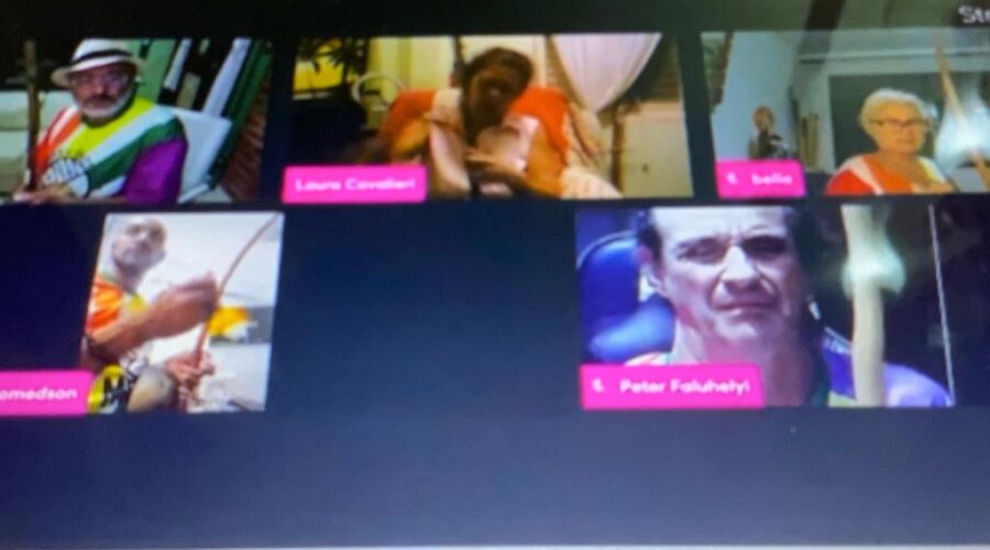 Munganga de São Bento. Mestr@s Laura Cavalieri Bisio, Bella - Maria Isabel Melotti Xible, Mandingueiro - Peter Faluhelyi e Avatar - Giovanni Diomedson de Andrade. Sala de Entrar, Tigüéra 360, Juiz de Fora, Minas Gerais/MG, Brasil. Registro de Capoeira Mestre Polêmico - Professor João Couto Teixeira. IMG_9061. 4,9 GB. 19h27. Quinta-feira, 28 de Setembro de 2023. HD 1080p. Berimbaus - Toques e Cantos com Diferentes Afinações, Simples e Dobrados, segundo ensinamentos dos Mestres Marco Aurélio de Moraes Barros (in Memoriam) e Reynaldo Teixeira Alves, do Grupo MEIA LUA, adaptados por Mestre Polêmico. Universidade Livre de Estudos Culturais da Capoeira - Universidade da Capoeira - UNICAPOEIRA, Instituto de Educação Socioambiental - IESAMBI, Associação de Capoeira - ASCA e Grupo de Capoeira MEIA LUA - Fundado Terça-feira, 29 de Maio de 1962. Orquestra Harmônica de Berimbaus. Seja membro deste canal e ganhe benefícios: https://www.youtube.com/channel/UCE6HrA5Y_VZ4-hgw8FG13aw/join