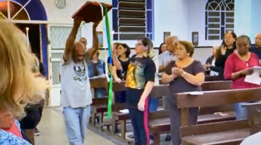 Novena à Padroeira. Celebração Eucarística e Adoração ao Santíssimo. Padre Luiz Carlos Vitório. Diácono Márcio Rosa dos Santos. Música Deusimar Silveira e Miltaizi. Igreja Nossa Senhora Mãe de Deus, Bairro Nossa Senhora de Lourdes, Juiz de Fora, Minas Gerais/MG, Brasil. Registro de Capoeira Mestre Polêmico - Professor João Couto Teixeira. IMG_8966. 8,69 GB. 18h00. Sábado, 02 de Setembro de 2023. HD 1080p. 4. Universidade Livre de Estudos Culturais da Capoeira - Universidade da Capoeira - UNICAPOEIRA, Instituto de Educação Socioambiental - IESAMBI, Associação de Capoeira - ASCA e Grupo de Capoeira MEIA LUA - Fundado Terça-feira, 29 de Maio de 1962. Seja membro deste canal e ganhe benefícios: https://www.youtube.com/channel/UCE6HrA5Y_VZ4-hgw8FG13aw/join