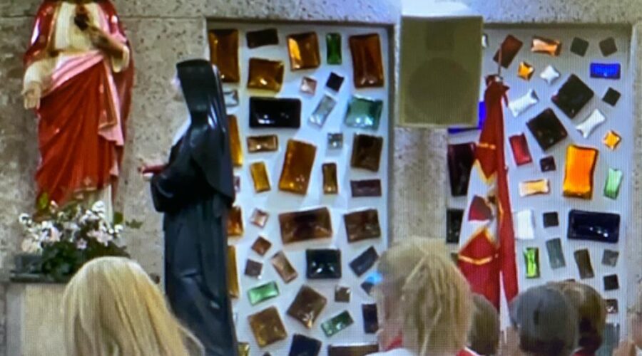 Terço da Misericórdia. Iracema. Semana de Espiritualidade. Santuário do Sagrado Coração de Jesus, Bairro Bairú, Juiz de Fora, Minas Gerais/MG, Brasil. Registro de Capoeira Mestre Polêmico - Professor João Couto Teixeira. IMG_3015. 2,39 GB. 14h46. Sábado, 30 de Setembro de 2023. Universidade Livre de Estudos Culturais da Capoeira - Universidade da Capoeira - UNICAPOEIRA, Instituto de Educação Socioambiental - IESAMBI, Associação de Capoeira - ASCA e Grupo de Capoeira MEIA LUA - Fundado Terça-feira, 29 de Maio de 1962. Seja membro deste canal e ganhe benefícios: https://www.youtube.com/channel/UCE6HrA5Y_VZ4-hgw8FG13aw/join